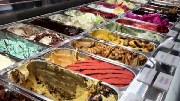 Compra una vaschetta di gelato artigianale e la porta a casa, mentre lo sta mangiando trova un pezzo di dito