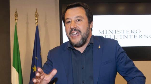 Atti intimidatorio, busta con proiettile indirizza a “duce” Salvini, il ministro: non mi fate paura