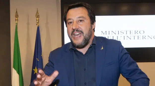 Atti intimidatorio, busta con proiettile indirizza a “duce” Salvini, il ministro: non mi fate paura
