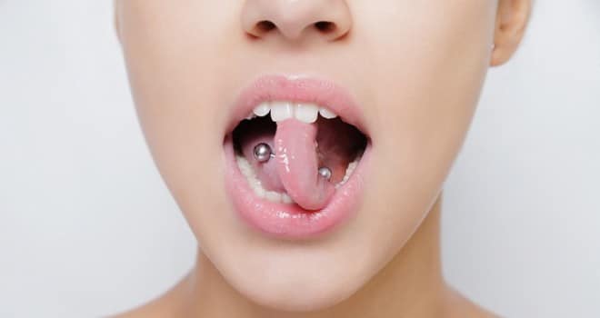 17enne si fa fare un piercing alla lingua e sta per soffocare, cosa le è accaduto è sconvolgente
