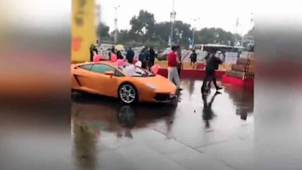 Proposta di matrimonio da mille e una notte, ragazzo miliardario chiede di sposarlo regalandone una Lamborghini, ma riceve un “due di picche”, la reazione è devastante