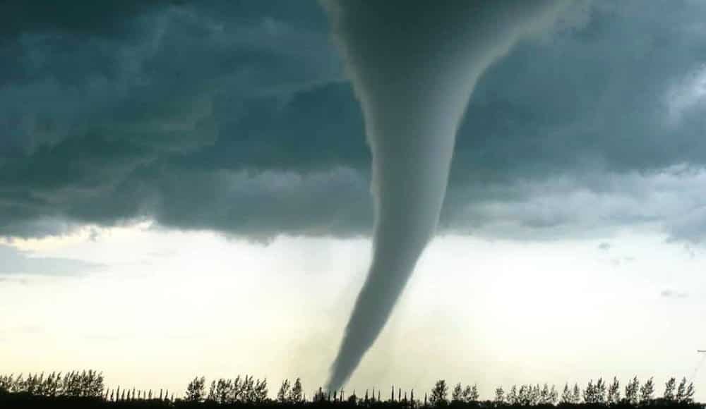 Eventi meteorologici estremi ultime notizie, strage per un tornado in Grecia, morti 6 turisti, ferite 30 persone