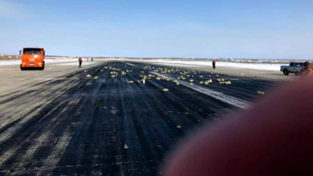 Caos all’aeroporto, a un  aereo si rompe il portellone e perde il suo prezioso carico, piovono dal cielo 3 tonnellate di lingotti d’oro, valore inestimabile