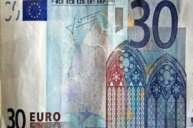 Truffatore entra in un negozio e paga con una falsa banconota di 30 euro, il negoziante gli da il resto