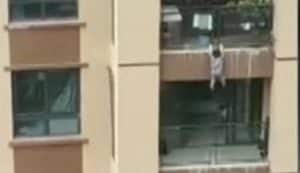 Bambino di tre anni cade dal sesto piano, cosa fa la gente che sta per strada, il video è sconvolgente