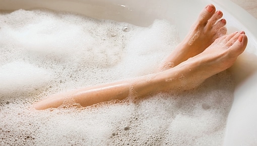 Per combattere l’eczema specialista consiglia a una giovane mamma un bagno nella candeggina, il risultato è terribile