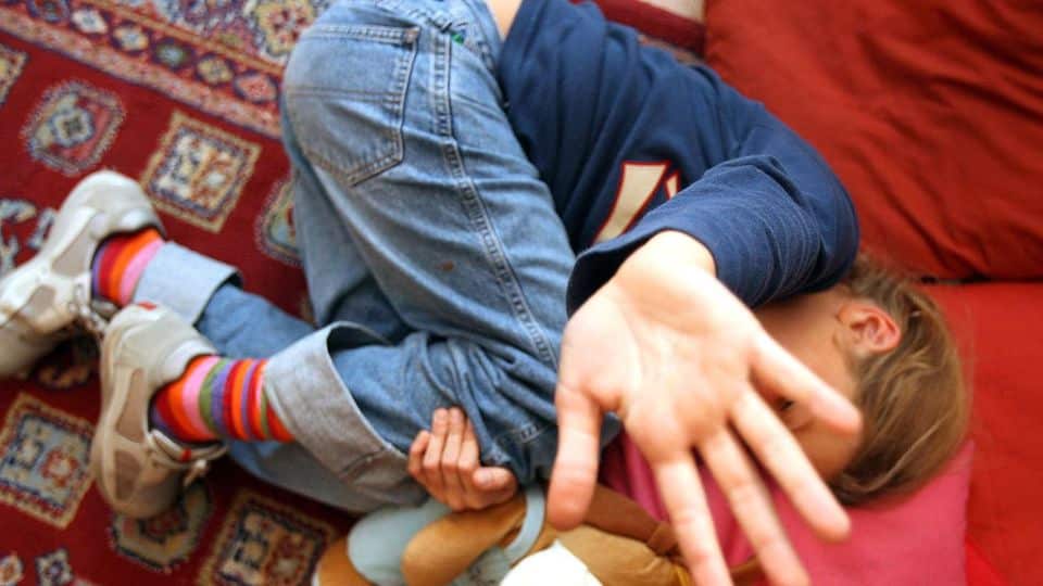 Bimbo di 10 anni con la catena al collo perché il papà è uscito di casa, cosa accade dopo