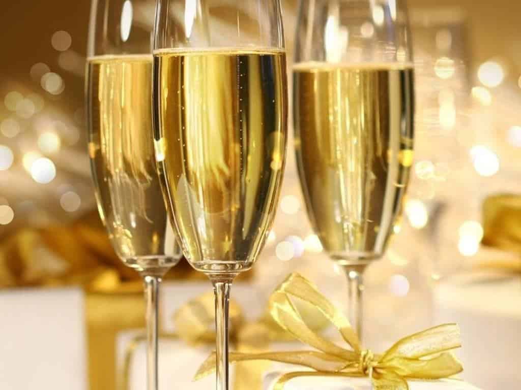 Acquista un bottiglia di champagne da 30.000,00 ma mentre la sta aprendo gli scivola dalle mani e va in frantumi, la reazione del festeggiato