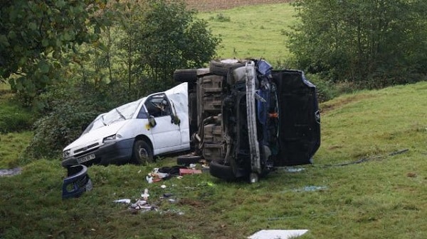 Uomo resta miracolosamente illeso dopo un terribile incidente, chiama la moglie per essere soccorso, lei lo raggiunge e lo uccide