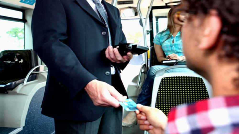 Controllore di un autobus rincorre una 17enne sprovvista di biglietto, la gente lo ferma perchè pensa sia un maniaco