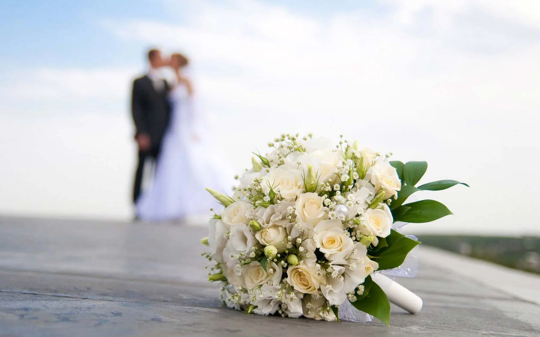 Durante un matrimonio uno degli invitati subisce un furto, arriva la polizia e scopre che è stata la testimone dello sposo