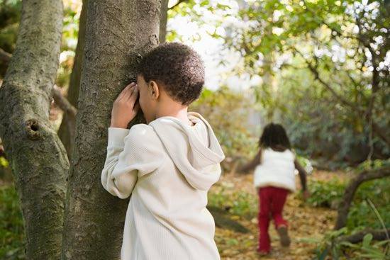 Cinque bambini giocano a nascondino poi succede qualcosa di terribile