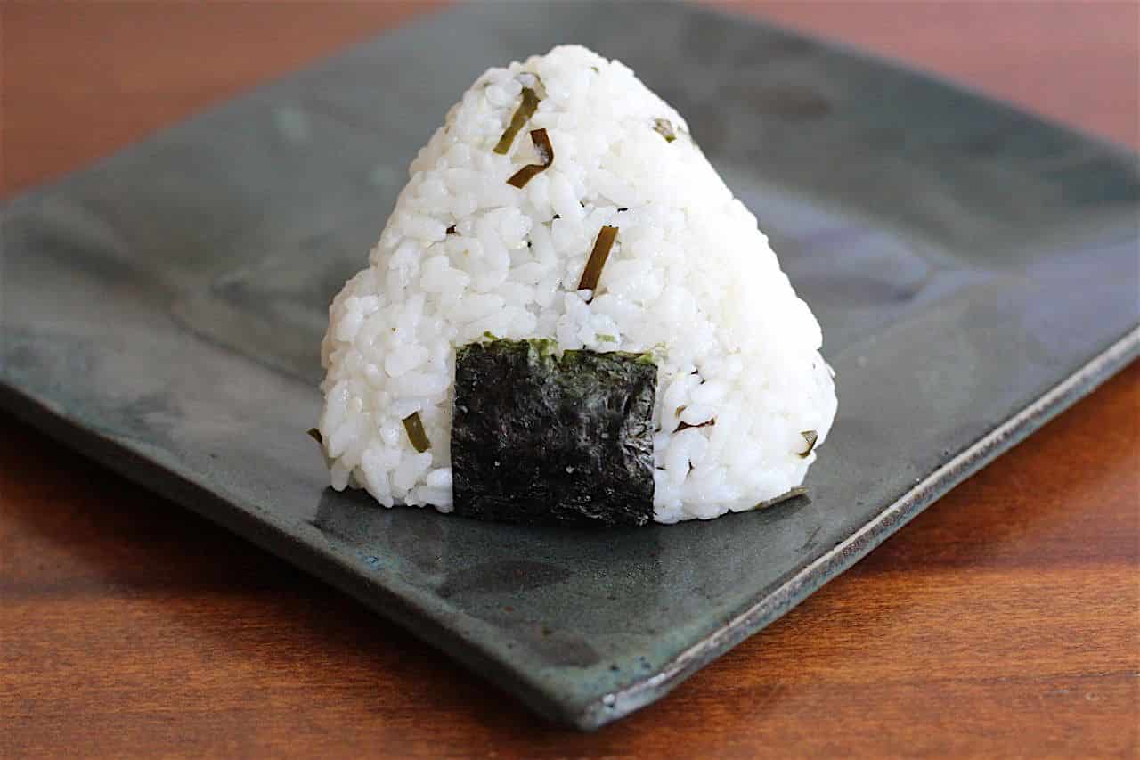 Partecipa ad una sfida di velocità nel mangiare il sushi ma muore soffocato da un onigiri