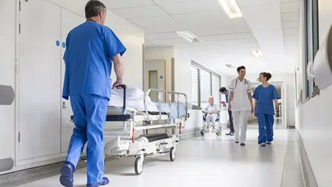 La storia di Paolo Robino, 74 anni, riaccende il dibattito sui ritardi nella sanità siciliana. Il ministero della Salute chiede chiarimenti all'Asp di Trapani.