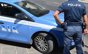 Ladri entrano in negozio di auto per rubare, i proprietari li scoprono e li inseguono per picchiarli, i ladri hanno paura e chiamano la polizia