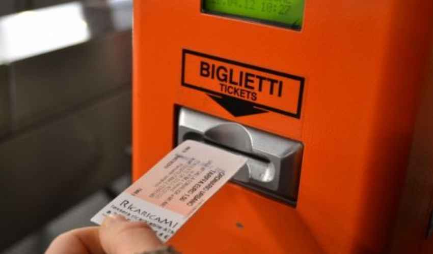 Coppia di turisti timbra il biglietto del bus al contrario, multati per 120 euro da tre controllori inflessibili