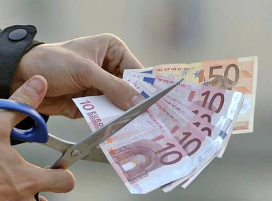Anziana ricchissima prima di morire decide di fare in mille pezzi un milione di euro, non voleva lasciare nessuna eredità ai suoi famigliari