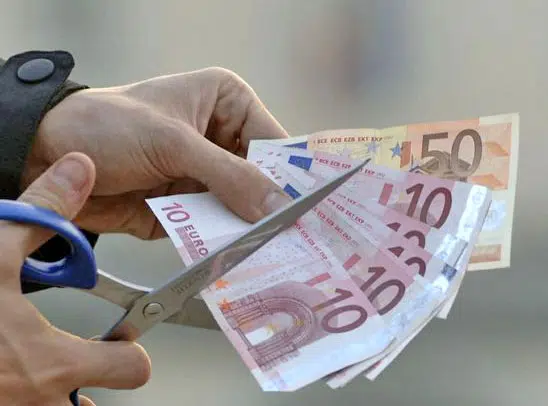 Anziana ricchissima prima di morire decide di fare in mille pezzi un milione di euro, non voleva lasciare nessuna eredità ai suoi famigliari