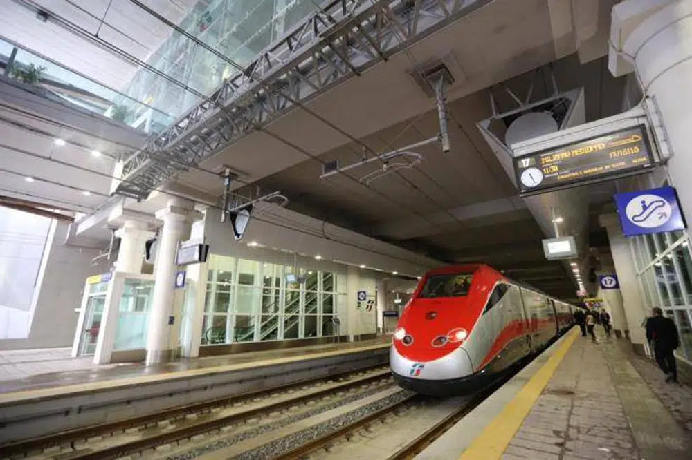 Donna sbadata lascia una valigia sul treno e scende, il treno riparte subito dopo, nella valigia c’erano gioielli per un valore di un milione di euro