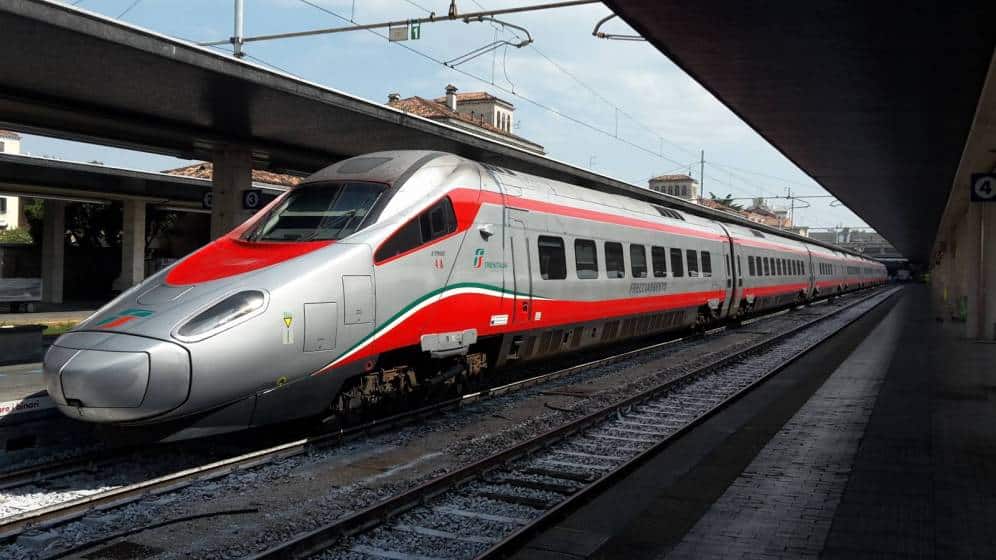 Nordafricano spinge a calci sui binari bambino di 8 anni e la mamma, passa il treno e travolge il bambino, la mamma si salva ma è stravolta dallo choc