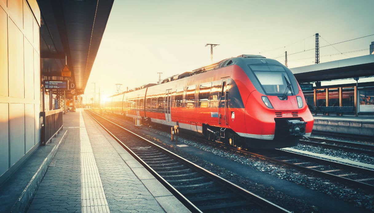 Giovane donna ascolta sul treno confidenze di un gruppetto di ragazzi e poi posta sui social: “Se il tuo fidanzato si chiama Ben sappi che ti tradisce”, tantissime ragazze chiedono maggiori informazioni, cosa accade dopo