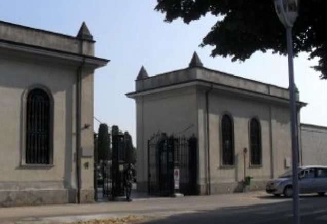 Vanno a trovare i propri defunti al cimitero e accade qualcosa di terribile, tutti i dettagli