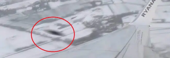 Aereo in volo viene sfiorato da un oggetto non identificato, agghiacciante il video
