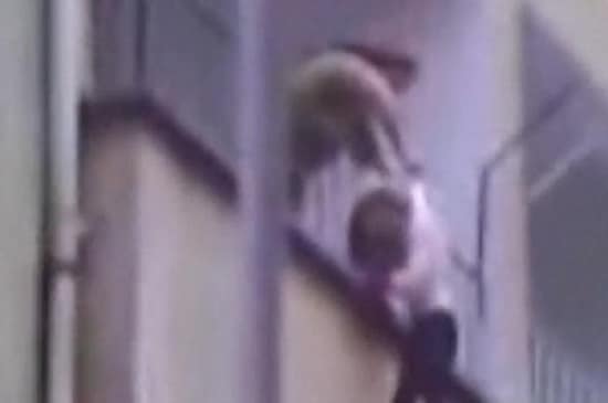 Madre cala con la fune dal balcone la figlia di soli 10 anni per recuperare un vestito caduto pochi attimi prima