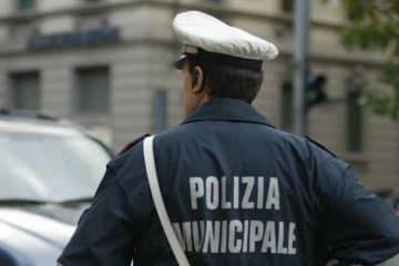 Turista parcheggia bene la sua auto ma trova la multa, la sua condotta è “Istigazione al furto”