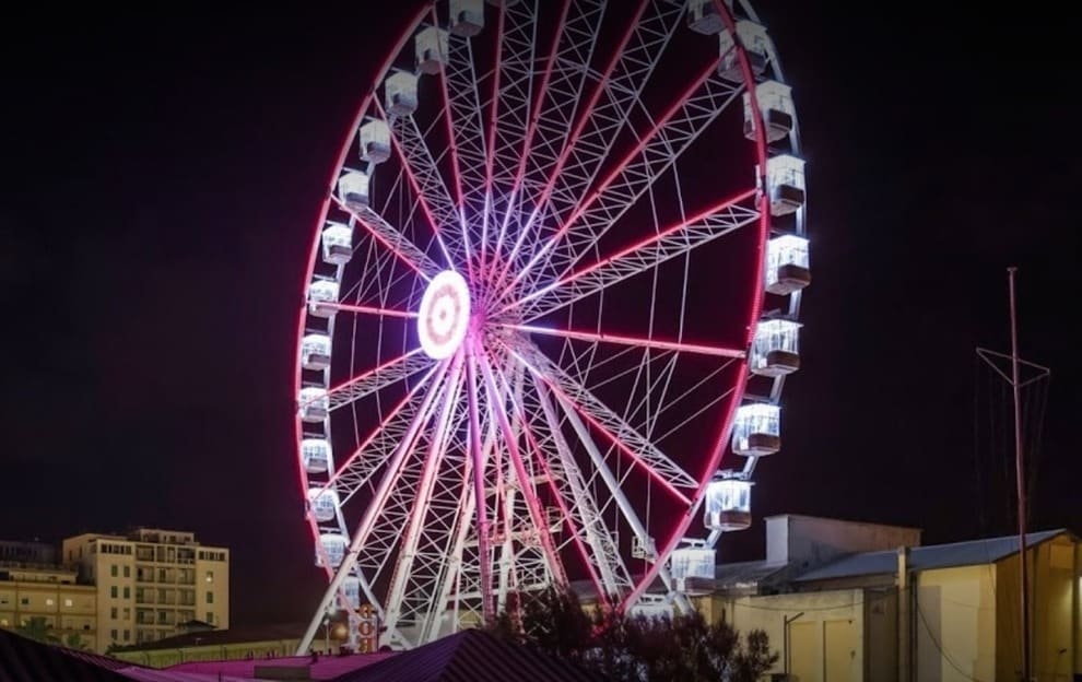 Sale sulla ruota panoramica e nel punto più alto apre lo sportello e si lancia nel vuoto, una scena raccapricciante