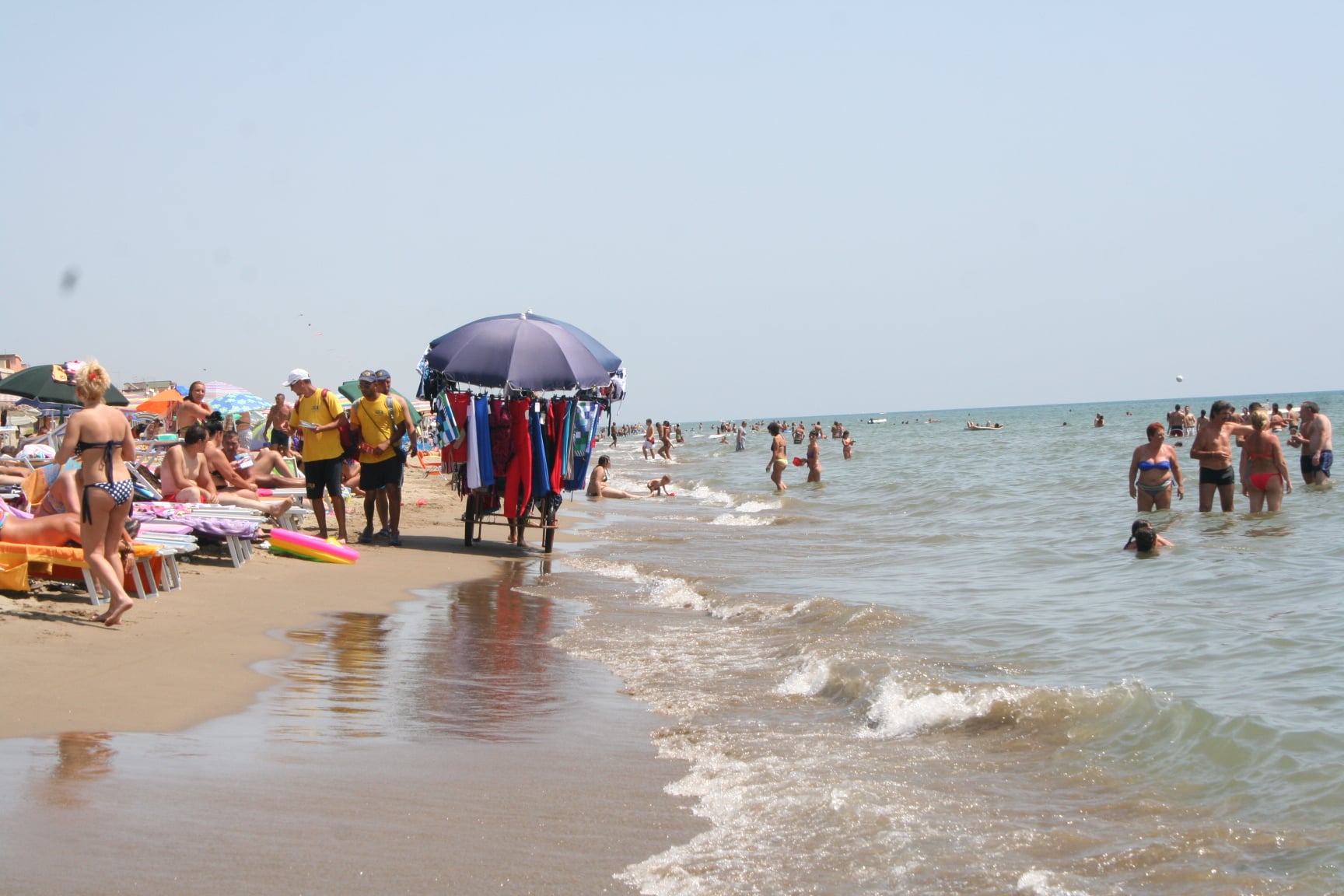 In spiaggia tra i bagnanti scoppia una violenta rissa tra due donne, il motivo un uomo, sedata la lite è corsa al gioco del lotto