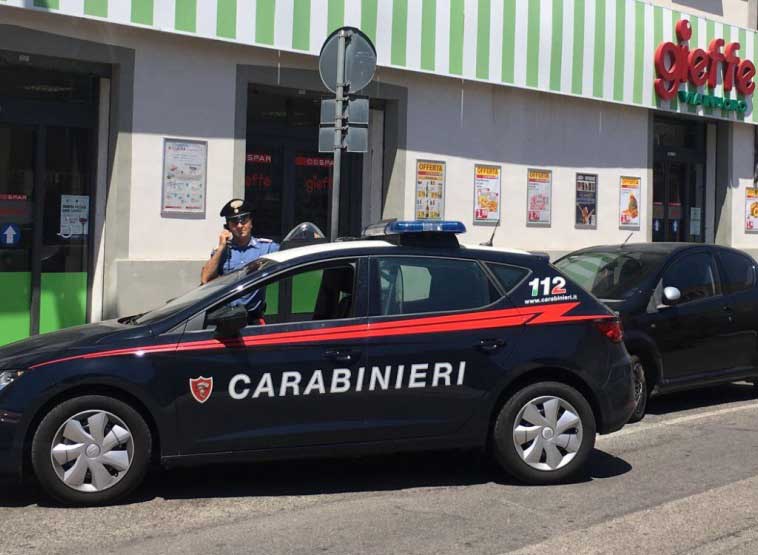 Entra in un supermercato per una rapina ma poi accade qualcosa di assurdo