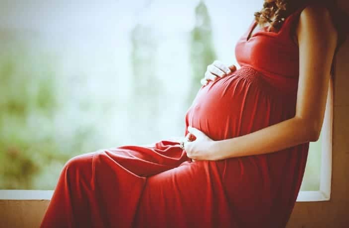 Vuole a tutti i costi il secondo figlio ma il marito non ne vuole sapere, così ora è incinta del suo medico