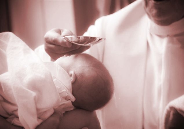 Bimbo di 6 settimane muore annegato durante il battesimo, sacerdote lo ha tenuto troppo tempo immerso nell’acqua