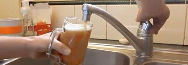 Un uomo apre i rubinetti di casa e invece dell’acqua esce la birra, la spiegazione è scioccante