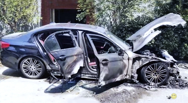 Acquista una Bmw pagandola una fortuna,organizza una festa contro il malocchio per l’auto appena acquistata, ma durante la cerimonia la macchina prende fuoco