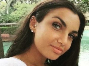 Elettra Lamborghini decide di interrompere il suo concerto perché non accetta come si sta comportando il pubblico e dice, qui state degenerando