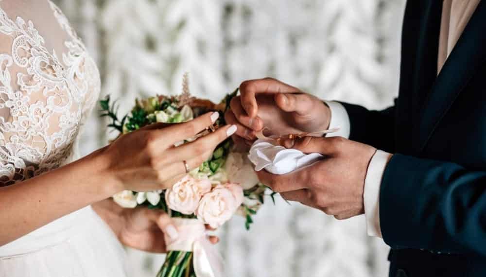 Il giorno del matrimonio lo sposo prende i soldi dalle buste regalo e si allontana dalla festa, quello che accade dopo è terribile