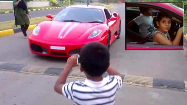 Regala al bambino di nove anni una Ferrari e poi gliele fa guidare, quello che accade dopo è pazzesco