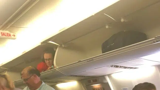 Su un volo aereo l’hostess entra nella cappelliera, cosa è accaduto dopo