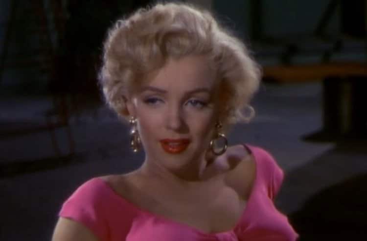 Donna diventa ricchissima vendendo all’asta il suo loculo, si trova sopra ha quello di Marilyn Monroe