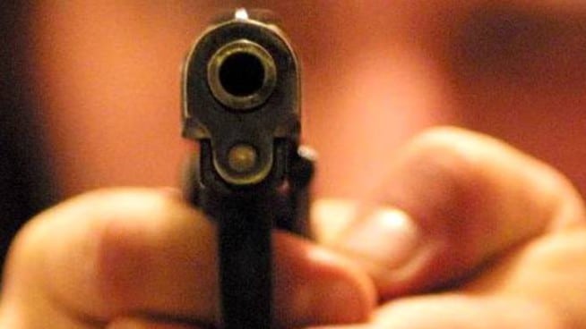 Moglie sospetta un tradimento e minaccia il marito con una pistola, lui finge di sentirsi male e si chiude in bagno con il cellulare, cosa fa è incredibile