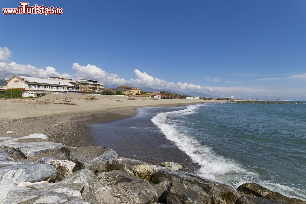 Inventa una scusa e parte al mare con l’amante, cosa accade è assurdo