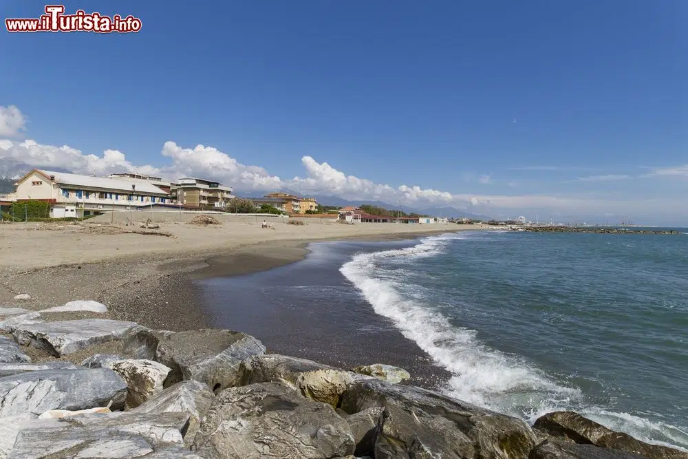 Inventa una scusa e parte al mare con l’amante, cosa accade è assurdo