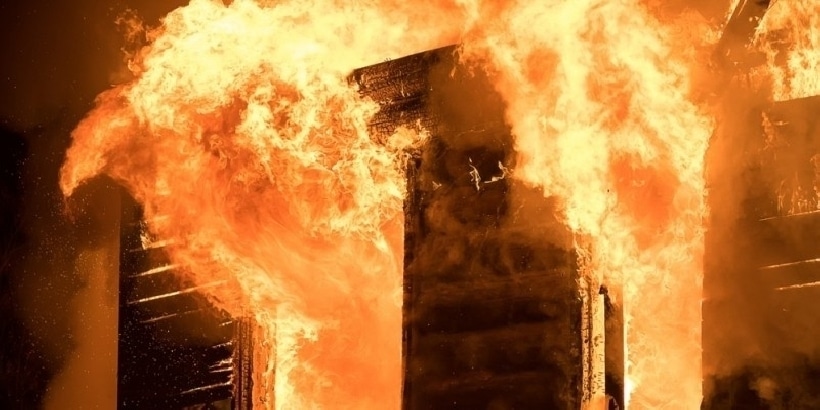 I pompieri lasciano che la sua casa bruci perché si era dimenticato di pagare una tassa