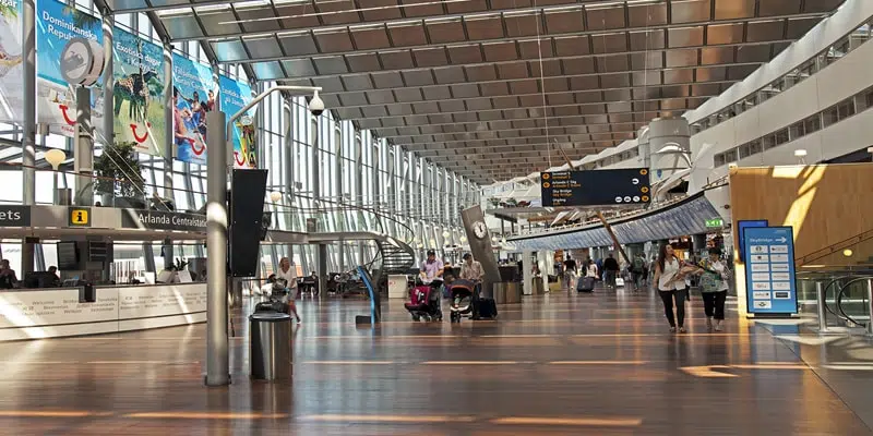 Tecnico del controllo aereo lavora da remoto ma la password non funziona: voli in ritardo e 700mila passeggeri bloccati a terra