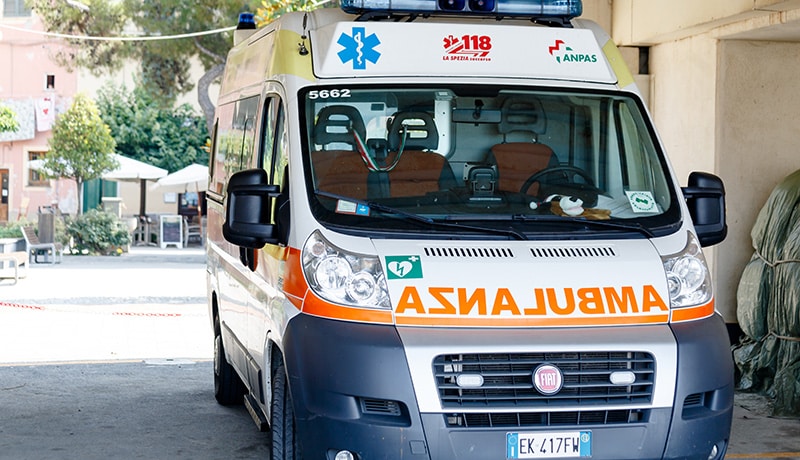 Una tragedia ha colpito la comunità di Rimini quando una donna si è gettata dal tetto di un condominio, tenendo il figlioletto tra le braccia, causando la morte di entrambi.