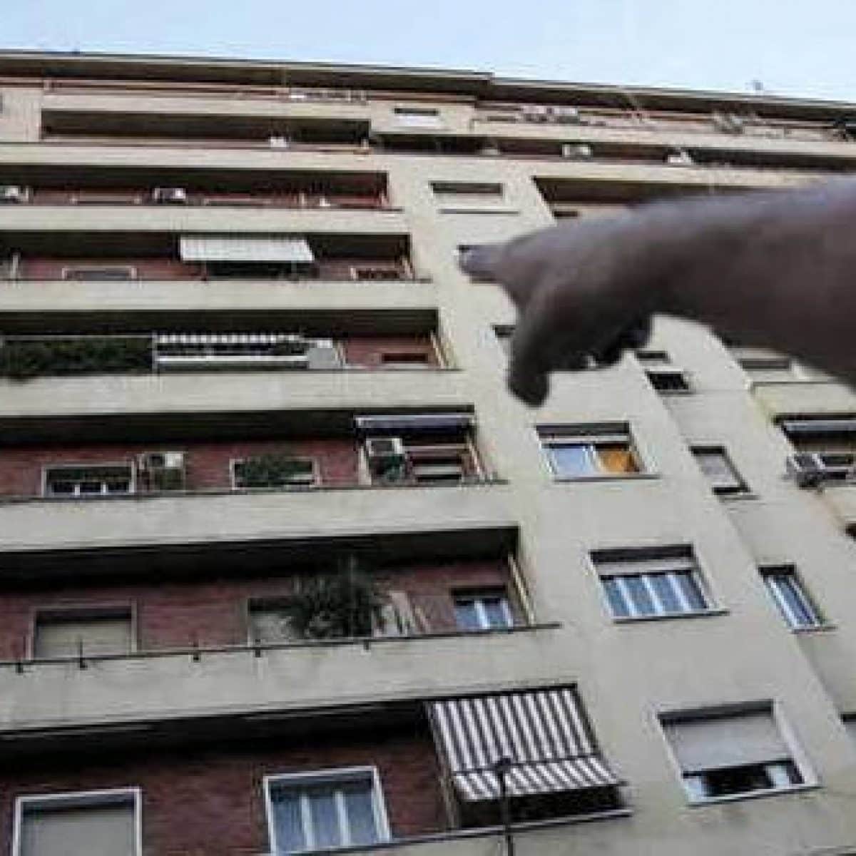 Amanti in casa, arriva i marito lui fugge sul balcone e il vicino lo fotografa