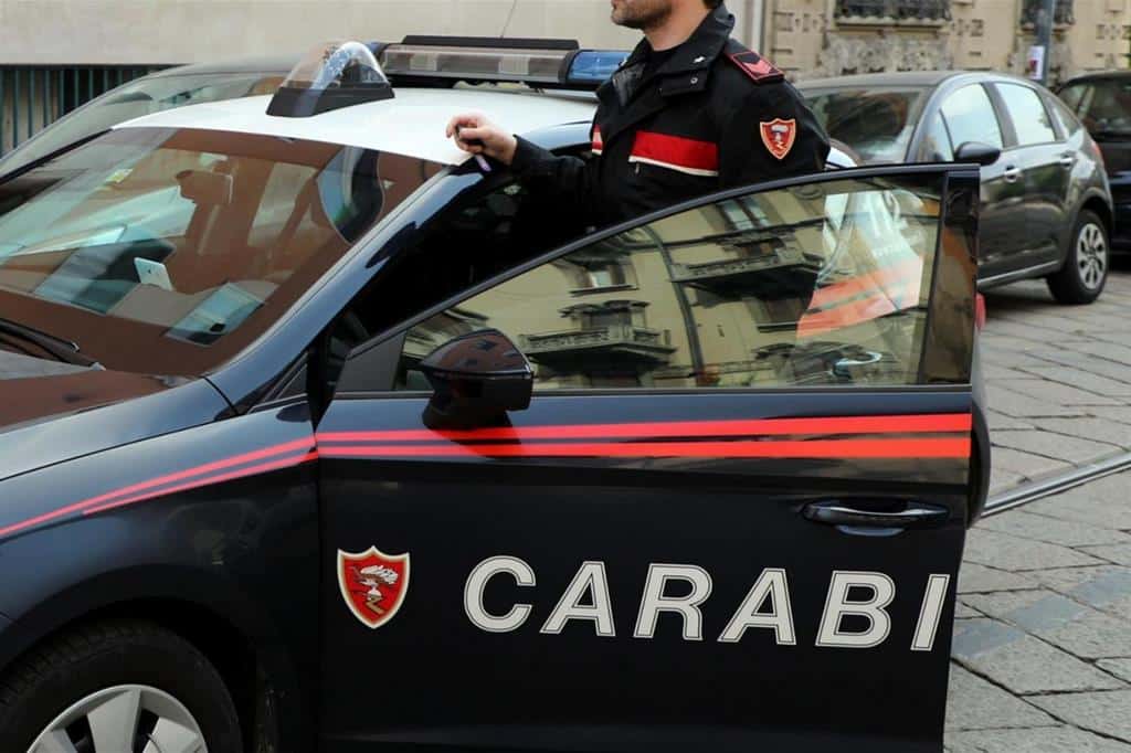 Torna prima dal lavoro, sente strani rumori venire dal terrazzo e chiama i carabinieri, cosa stava accadendo è sconvolgente