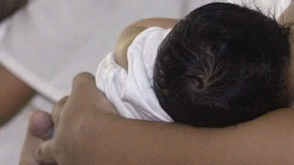 20enne vende il figlio su un sito d’annunci a 300 euro, ha frequentato due uomini non sa chi è il padre del bimbo